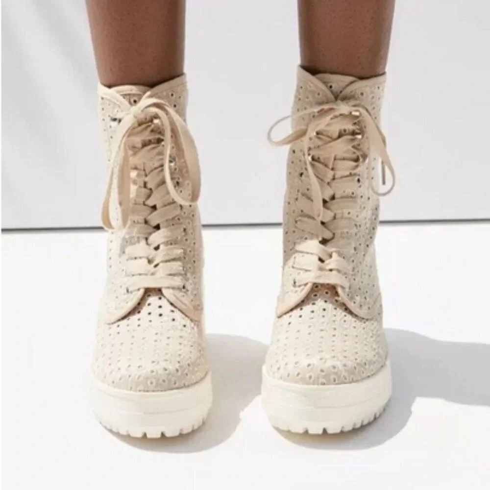 Urban Outfitters Mya Eyelet Beige-Cream Platform Chunky Heel, Size 8‎